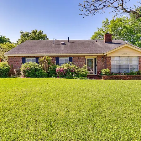 Spacious Downtown Montgomery Home With Yard, Patio!